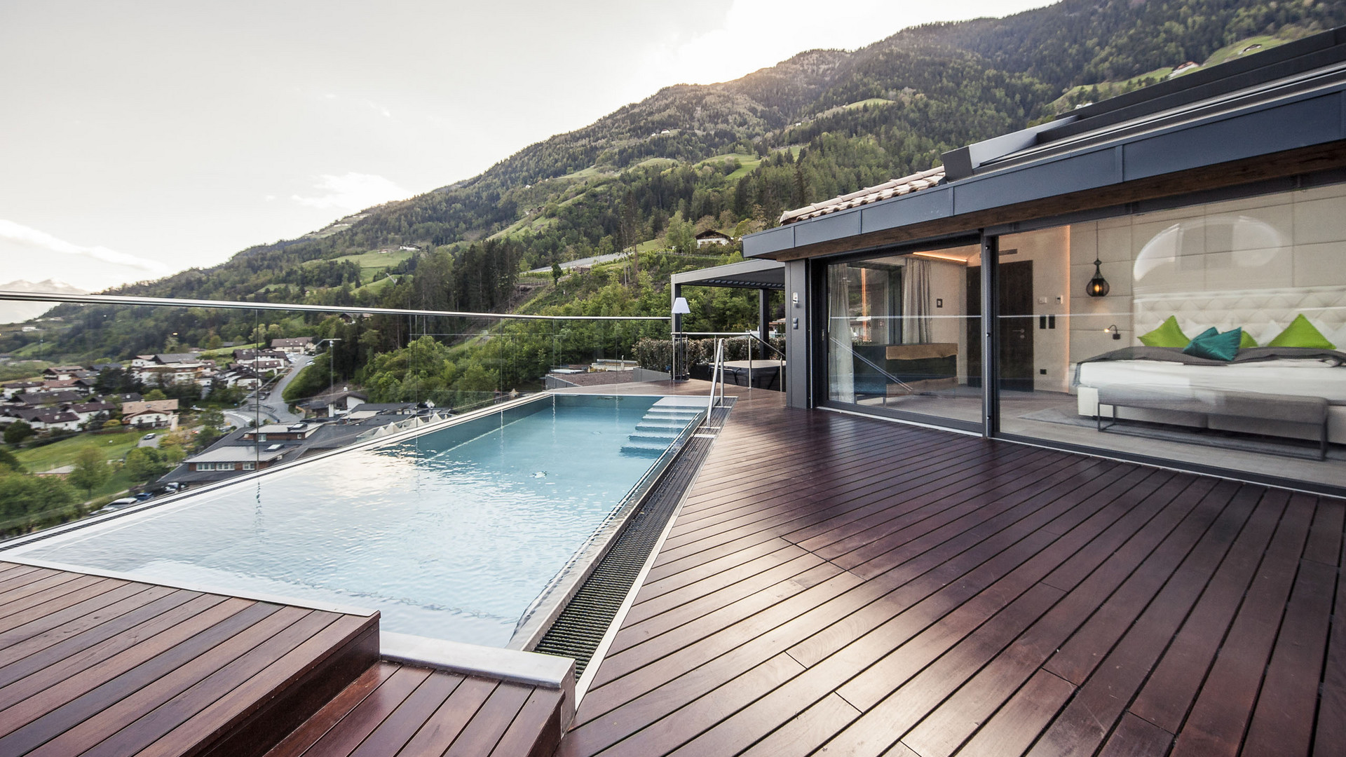 Exklusive Wellnessstunden im Chalet mit Pool in Südtirol Exklusive Wellnessstunden im Chalet mit Pool in Südtirol