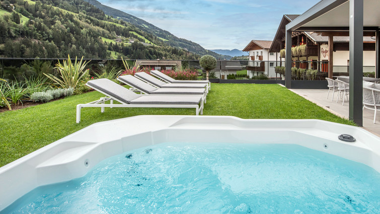 Das wohl luxuriöseste Wellnesshotel in Südtirol Das wohl luxuriöseste Wellnesshotel in Südtirol