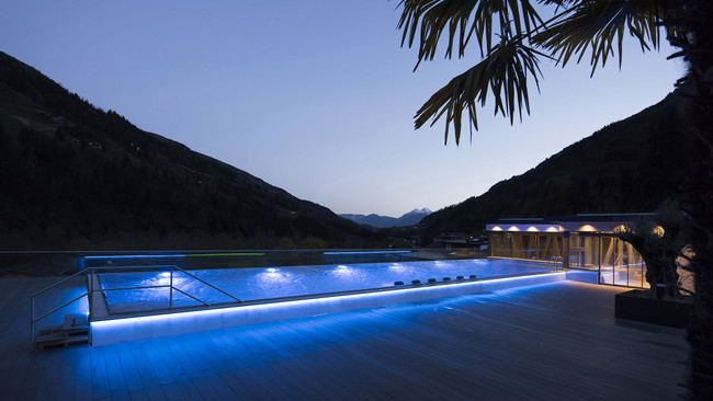Ihr luxuriöses Hotel mit Pool in Südtirol Ihr luxuriöses Hotel mit Pool in Südtirol