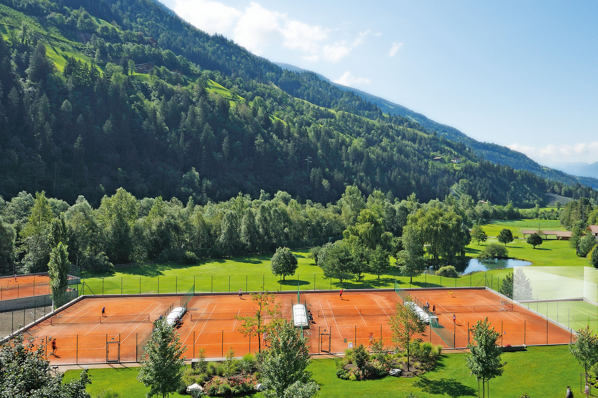 Der Quellenhof – Ihr Tennishotel in Südtirol bei Meran Der Quellenhof – Ihr Tennishotel in Südtirol bei Meran