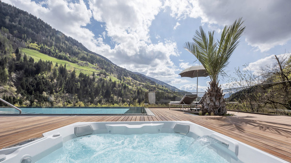 Exklusive Wellnessstunden im Chalet mit Pool in Südtirol Exklusive Wellnessstunden im Chalet mit Pool in Südtirol