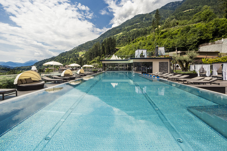 Ihr luxuriöses Hotel mit Pool in Südtirol Ihr luxuriöses Hotel mit Pool in Südtirol
